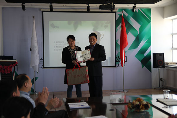 總經理為3月份銷售冠軍頒獎